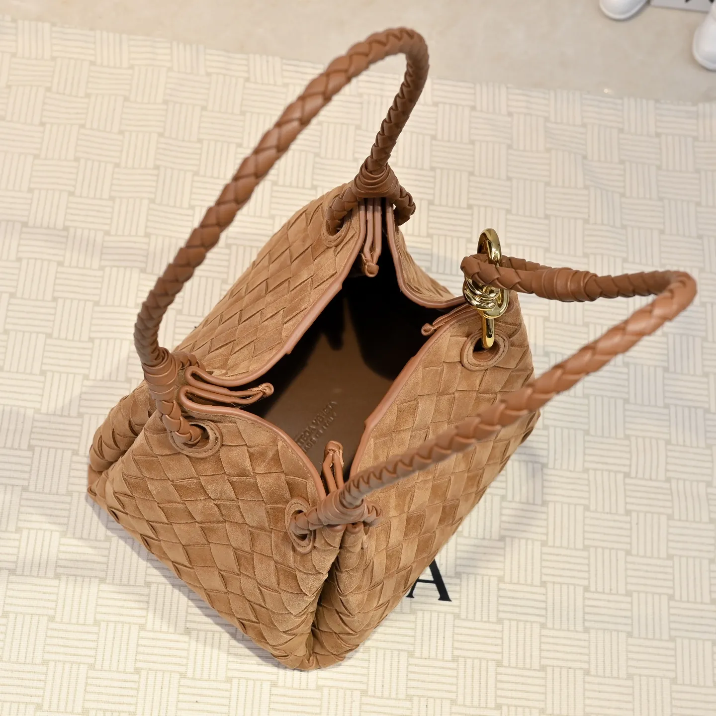Batch 1760 BV's new intrecciato suede woven leather shoulder bag. It comes with a detachable cross-body strap. It comes with a mini bag inside. The appearance retains the unique design of BV woven. The parachute bag is a bag that makes people excited before seeing the actual thing. The small gold knot embellishment is full of simple and high-end sense to meet your needs in different occasions. Model: 6569 Size: 21X17X16.5cm
